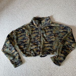 Urban Outfitters Camo Crop pullover size Medium